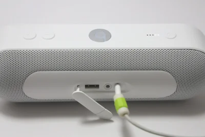 充電用コネクタにはLightning端子を採用