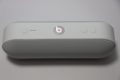 Beats Pill+の電源ボタンを押すとｂボタンが光る