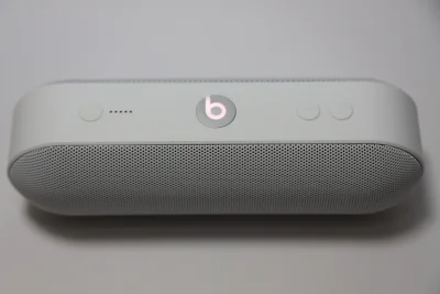 Beats Pill+の電源ボタンを押すとｂボタンが光る