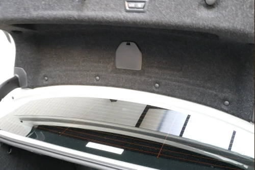 トランクリッド内側に取り付けられているメクラカバーの様子