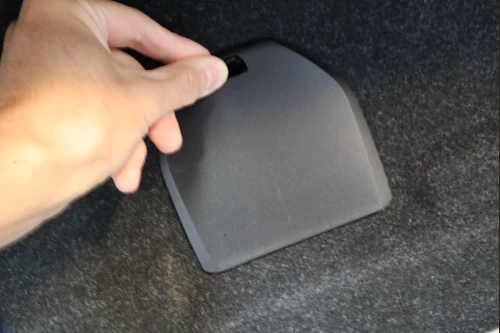 つまみを下に引っ張る感じで外す1