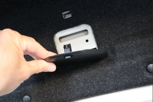 つまみを下に引っ張る感じで外す2