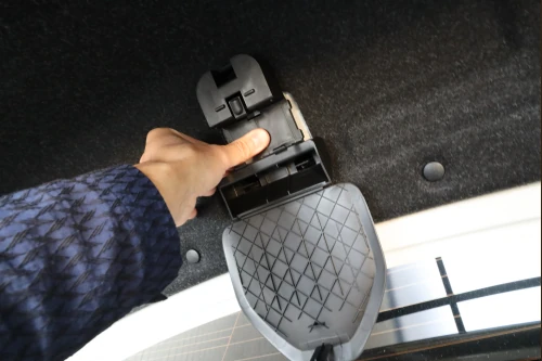 三角表示板ホルダーをグッと押す感じで取り付ける