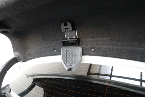 BMW純正三角表示板ホルダーを設置した様子