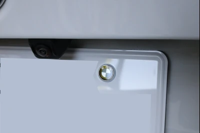 BMW純正 ライセンス・プレート盗難防止ロックボルトをリアに取り付けた様子