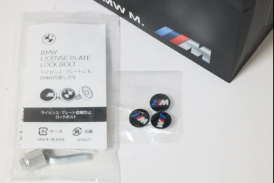シールはBMWロゴマークとMのロゴマークの2種類