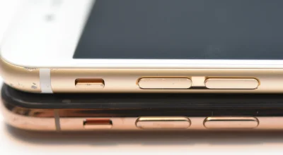iPhone XS 左側の音量ボタンとサイレントスイッチ