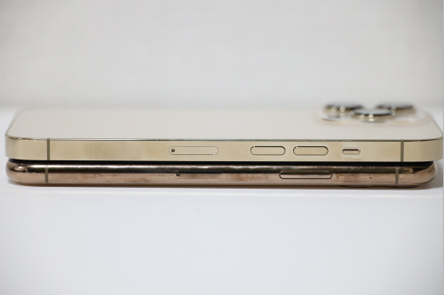 iPhone 11 ProとiPhone 13 Proの厚さ比較