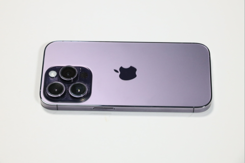 iPhone 14 Pro ディープパープルの背面の様子