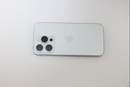 iPhone 15 Pro ホワイトチタニウムの背面の様子