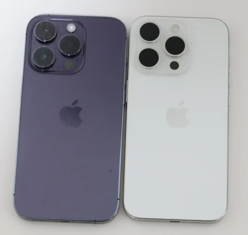 iPhone15 Proと14 Proを並べた様子