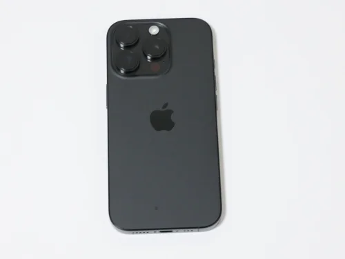 iPhone 16 Pro ブラックチタニウムの背面の様子
