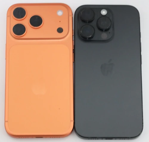 iPhone 17 Proと16 Proを並べた様子