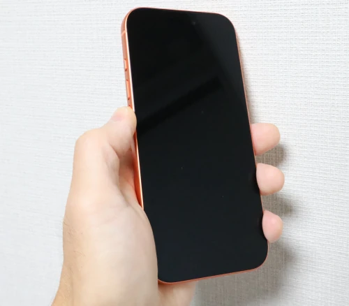 iPhone17 Proを手に持った様子