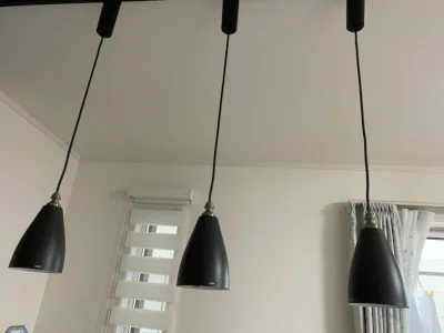 レールにつるされたオーデリックの３つの照明器具