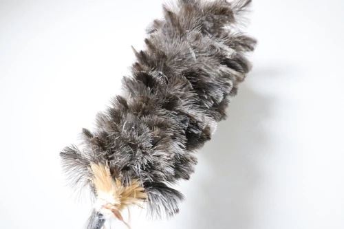 オーストリッチ毛ばたきのふんわりした毛先は圧力をかけずにほこりを徹底的に除去してくれて静電気の放電性がよいのが特徴