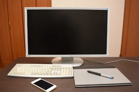 ペンタブ ワコム CTH680/S2 デスクトップと並べた