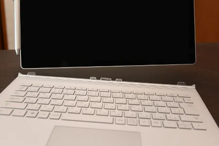 Surface Book キーボードとタブレット部を外す