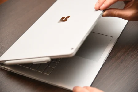 Surface Bookは開けるのに少し力がいる