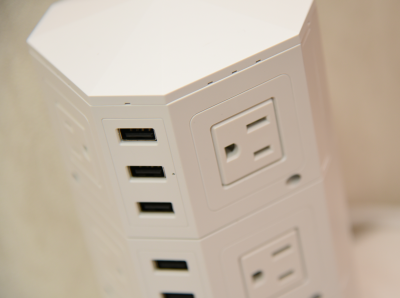 Powerjcのタワー型電源タップは多角的に電源コードを差し込むことができる