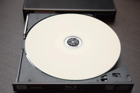 空のCD-R/DVD-Rをドライブに挿入